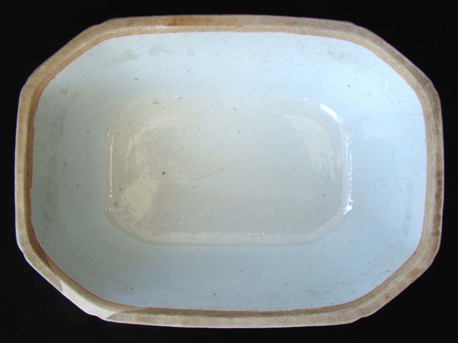 An 18th century Chinese Export Porcelain Covered Tureen circa 1770 having a long hairline crack — image 4